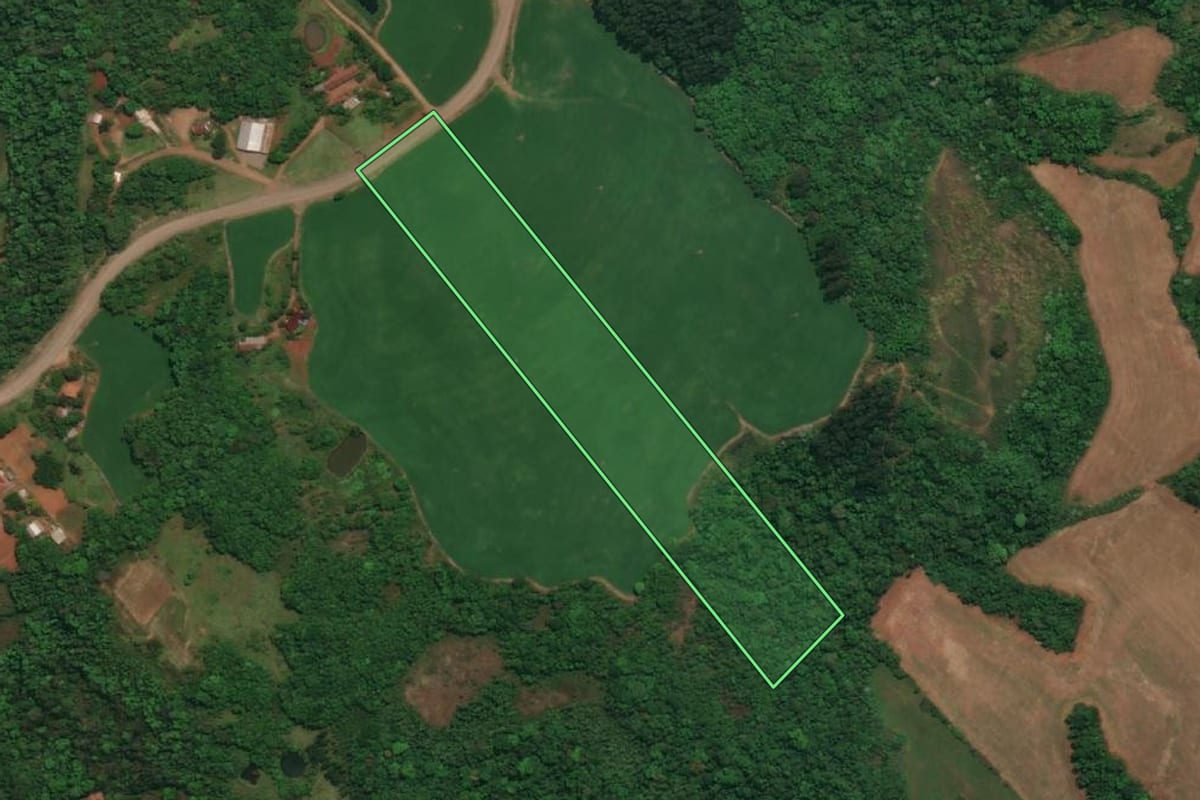 Imagem de satélite do imóvel rural em Três Passos (RS), com o contorno declarado no CAR desenhado por cima.