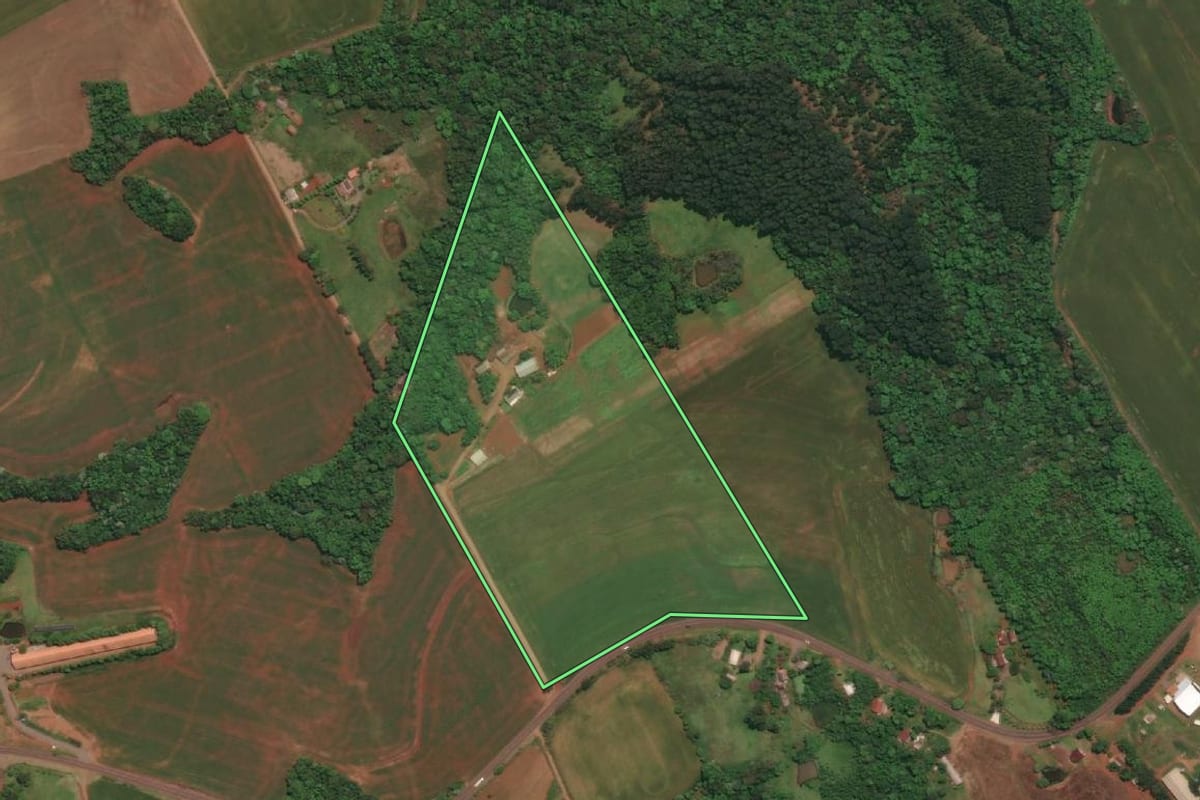 Imagem de satélite do imóvel rural em Três Passos (RS), com o contorno declarado no CAR desenhado por cima.