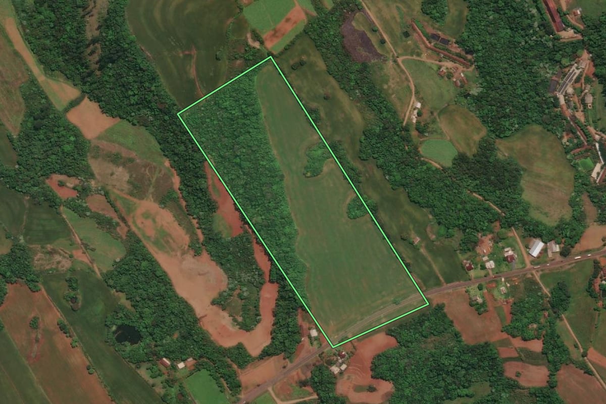Imagem de satélite do imóvel rural em Três Passos (RS), com o contorno declarado no CAR desenhado por cima.