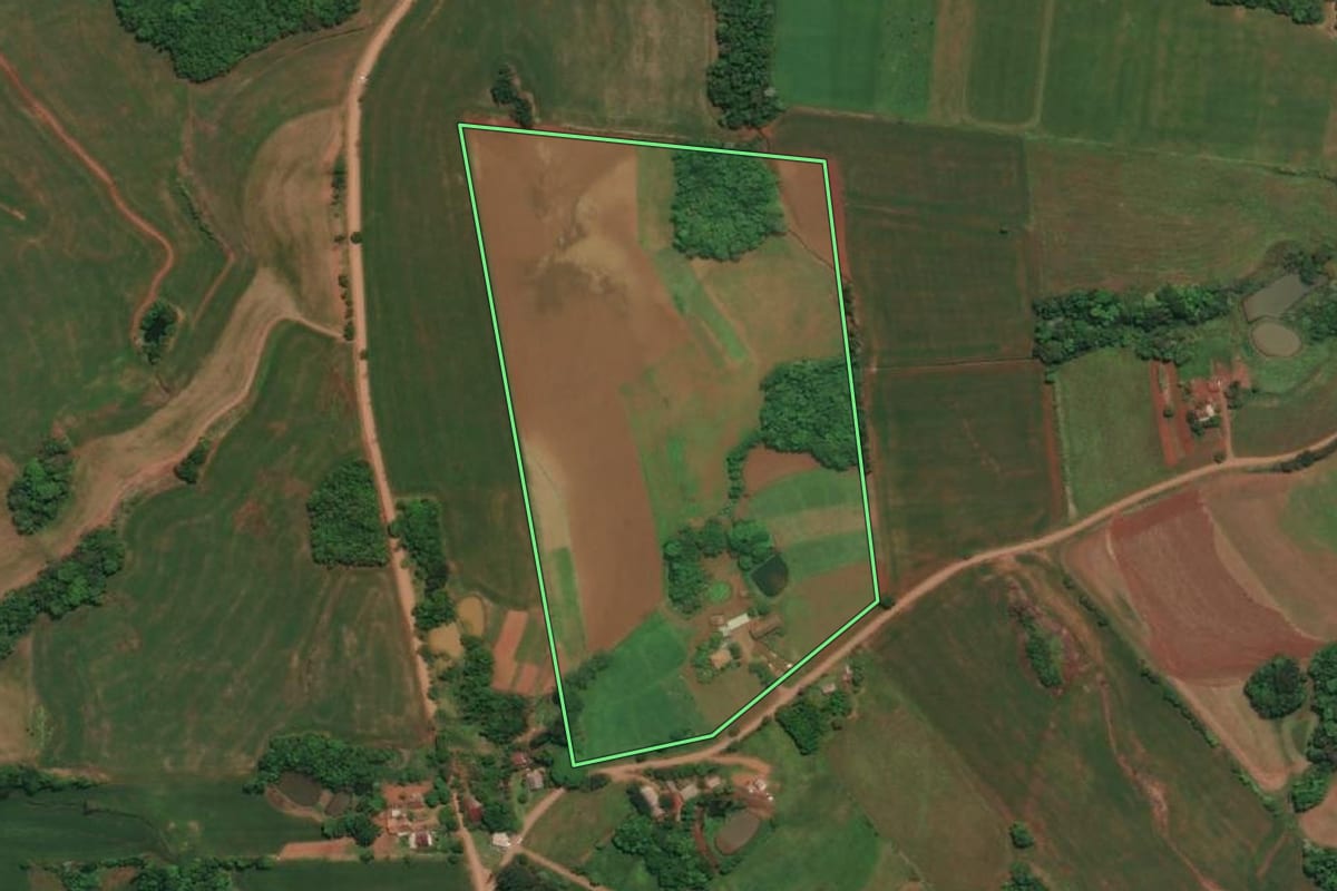 Imagem de satélite do imóvel rural em Três Passos (RS), com o contorno declarado no CAR desenhado por cima.