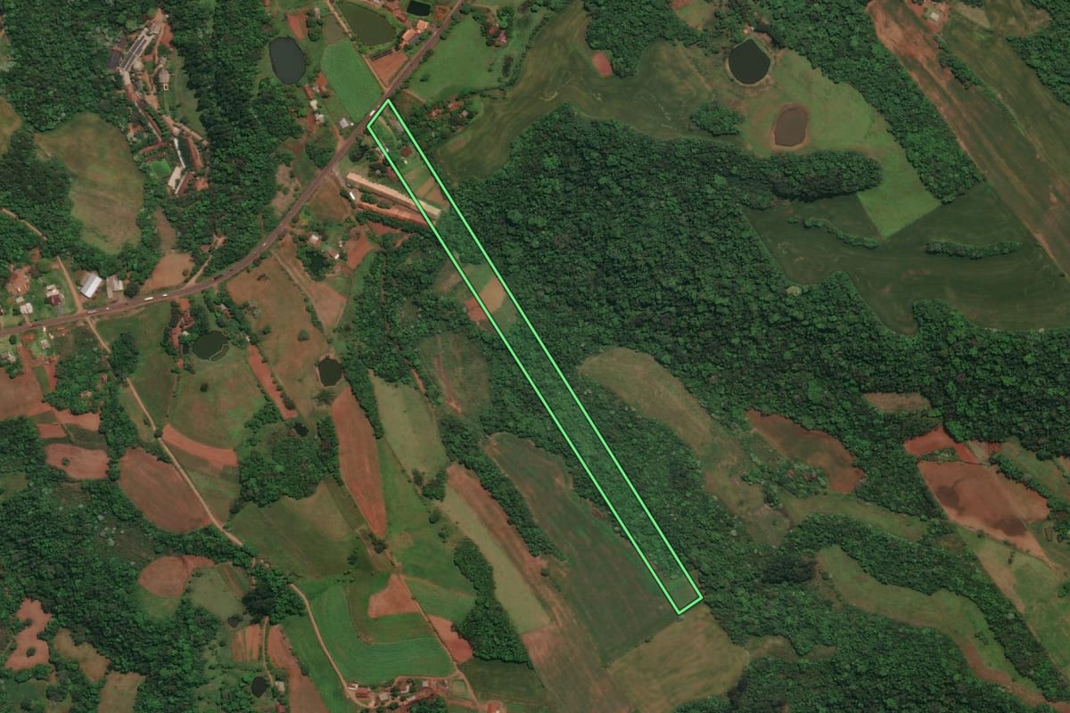 Imagem de satélite do imóvel rural em Três Passos (RS), com o contorno declarado no CAR desenhado por cima.