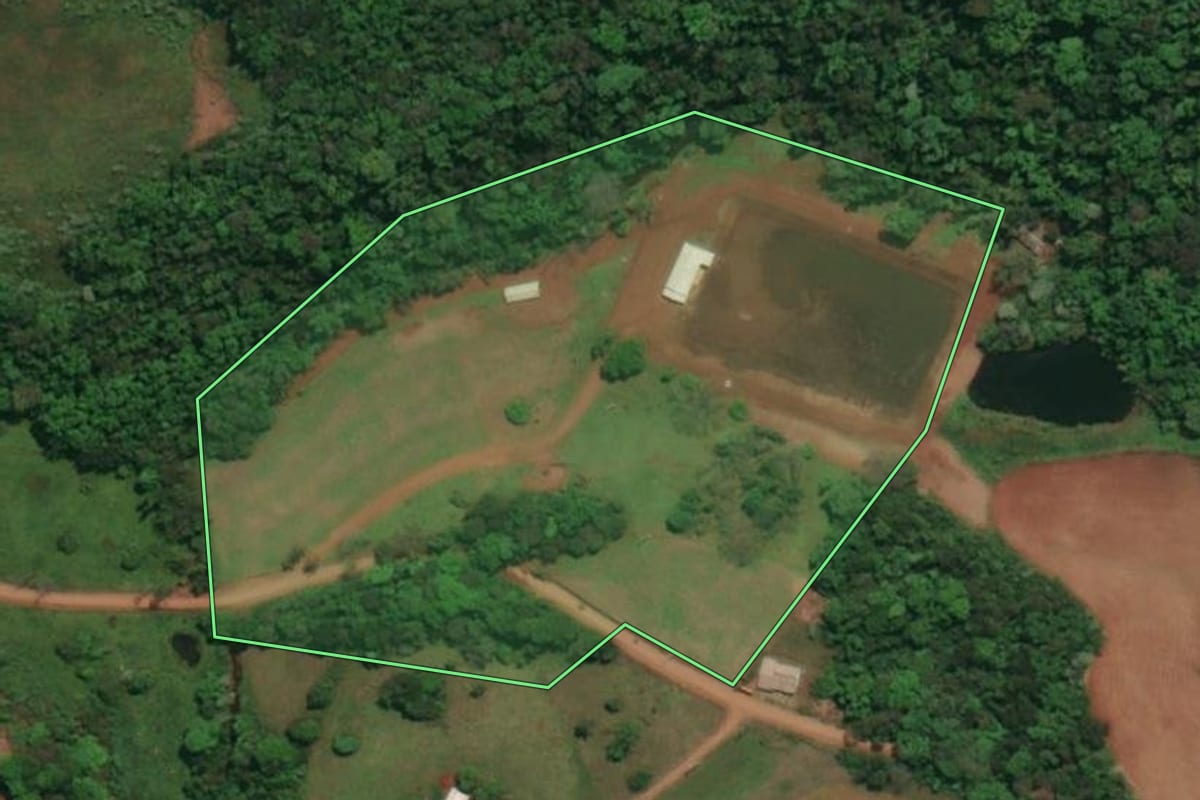Imagem de satélite do imóvel rural em Três Passos (RS), com o contorno declarado no CAR desenhado por cima.