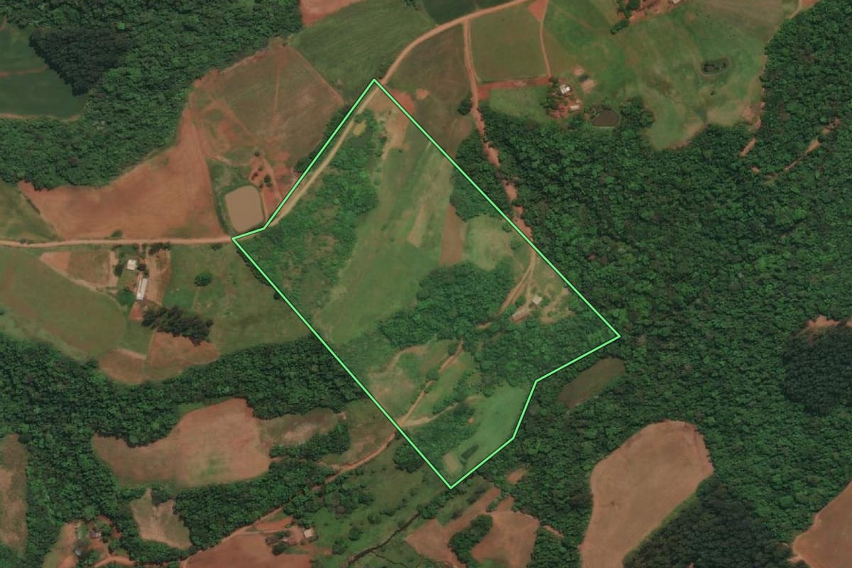 Imagem de satélite do imóvel rural em Três Passos (RS), com o contorno declarado no CAR desenhado por cima.