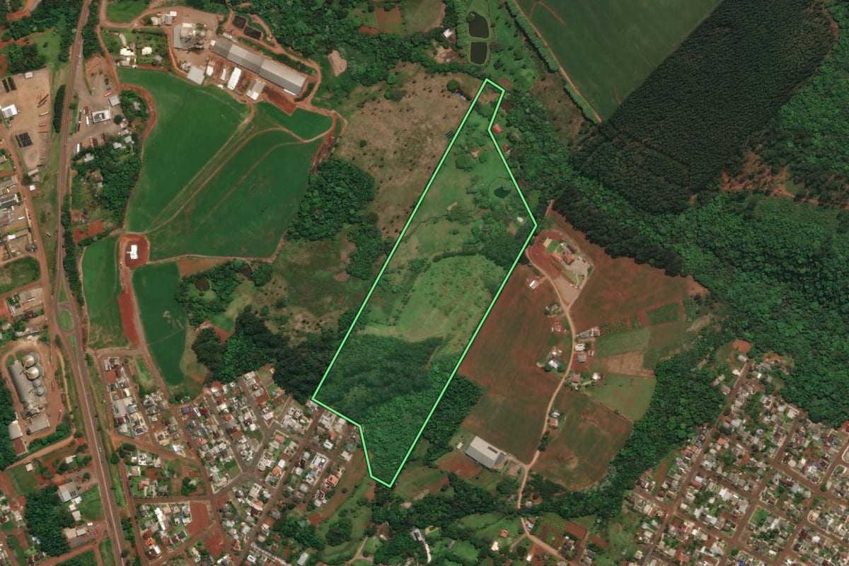 Imagem de satélite do imóvel rural em Três Passos (RS), com o contorno declarado no CAR desenhado por cima.