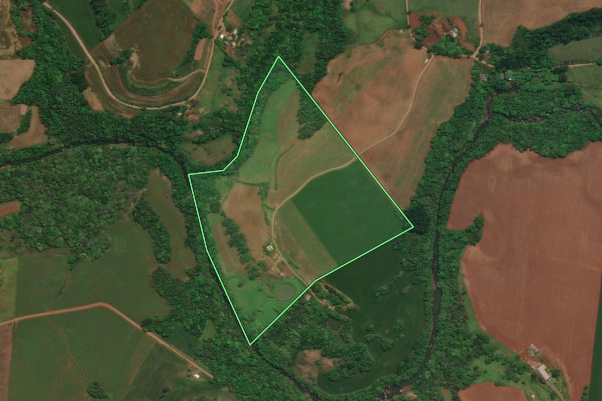 Imagem de satélite do imóvel rural em Três Passos (RS), com o contorno declarado no CAR desenhado por cima.