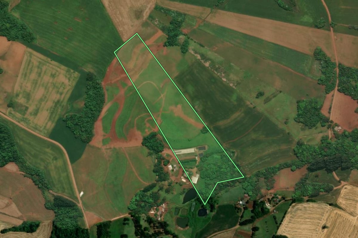 Imagem de satélite do imóvel rural em Três Passos (RS), com o contorno declarado no CAR desenhado por cima.