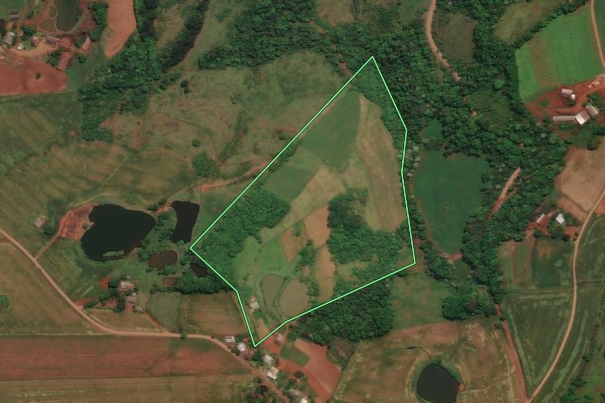 Imagem de satélite do imóvel rural em Três Passos (RS), com o contorno declarado no CAR desenhado por cima.