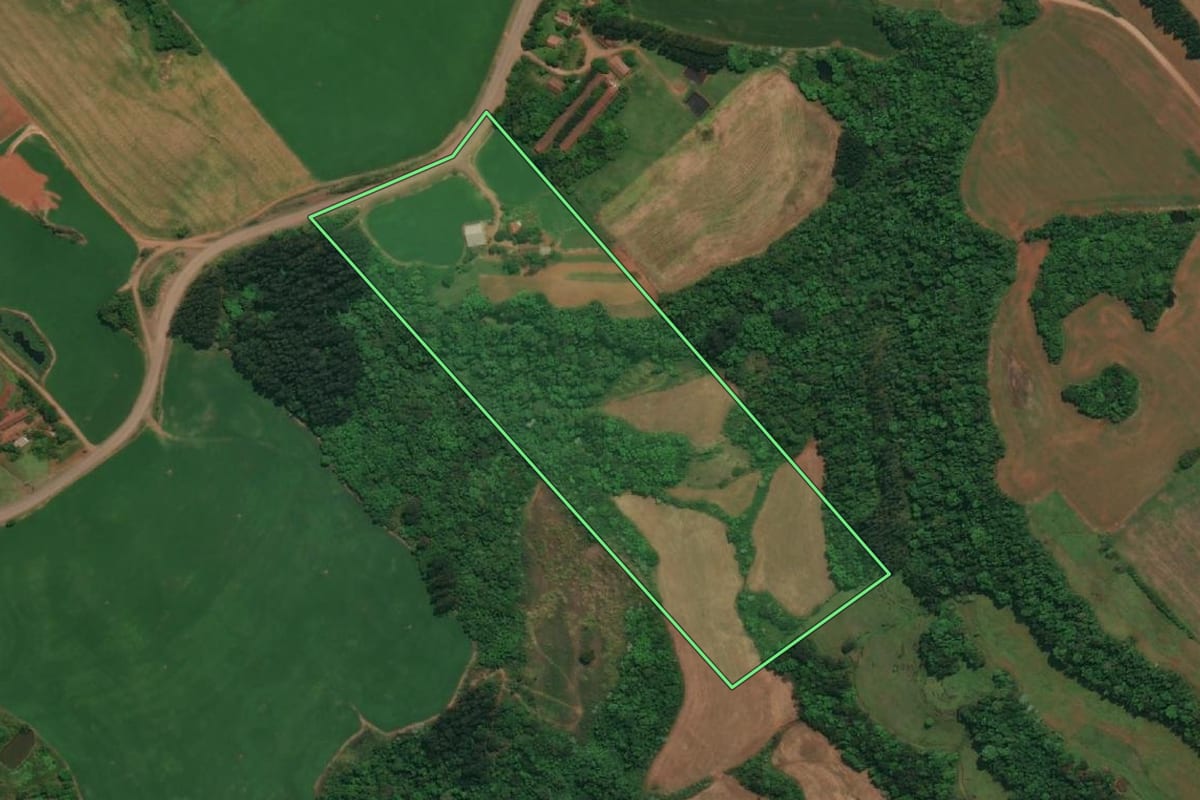 Imagem de satélite do imóvel rural em Três Passos (RS), com o contorno declarado no CAR desenhado por cima.