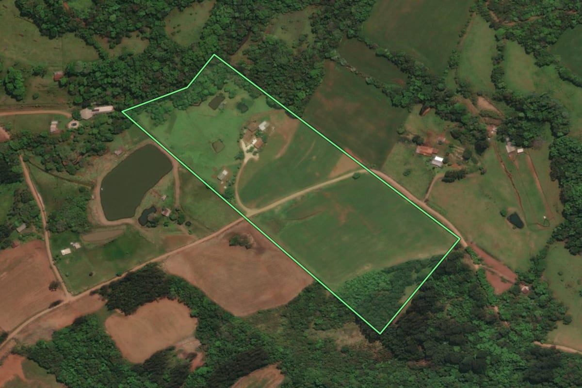 Imagem de satélite do imóvel rural em Três Passos (RS), com o contorno declarado no CAR desenhado por cima.