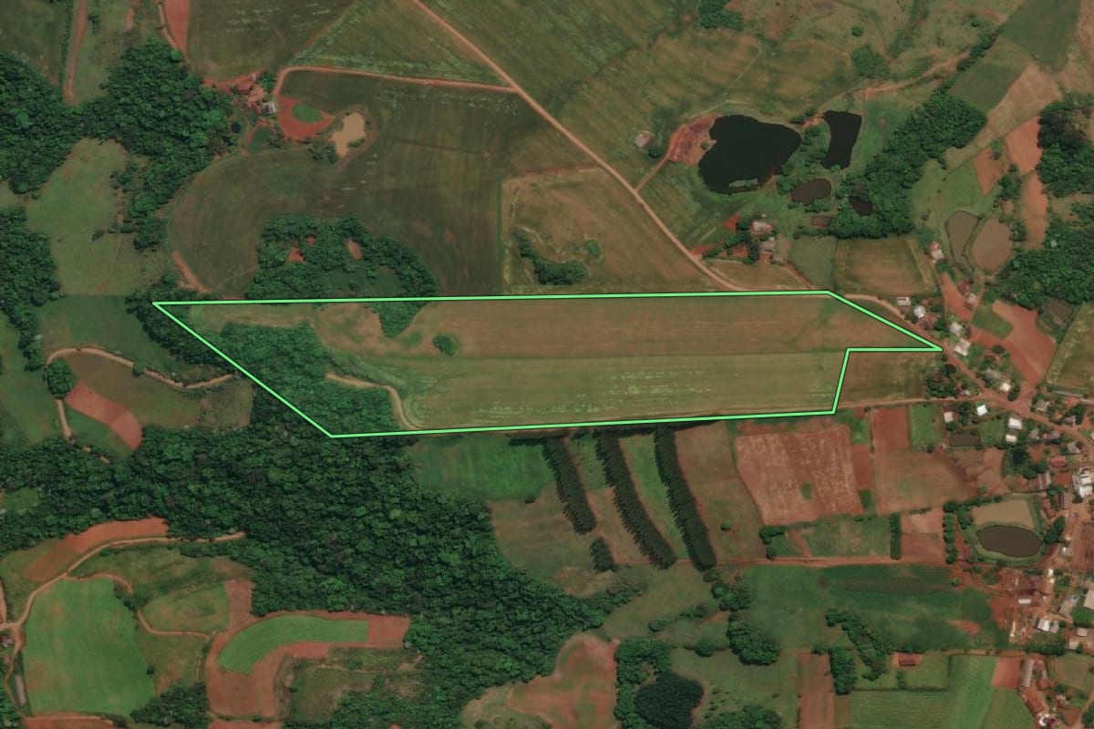 Imagem de satélite do imóvel rural em Três Passos (RS), com o contorno declarado no CAR desenhado por cima.