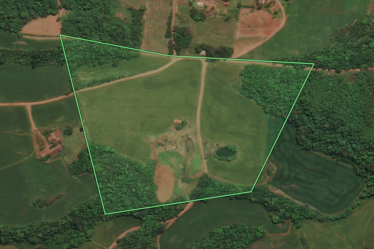 Imagem de satélite do imóvel rural em Três Passos (RS), com o contorno declarado no CAR desenhado por cima.