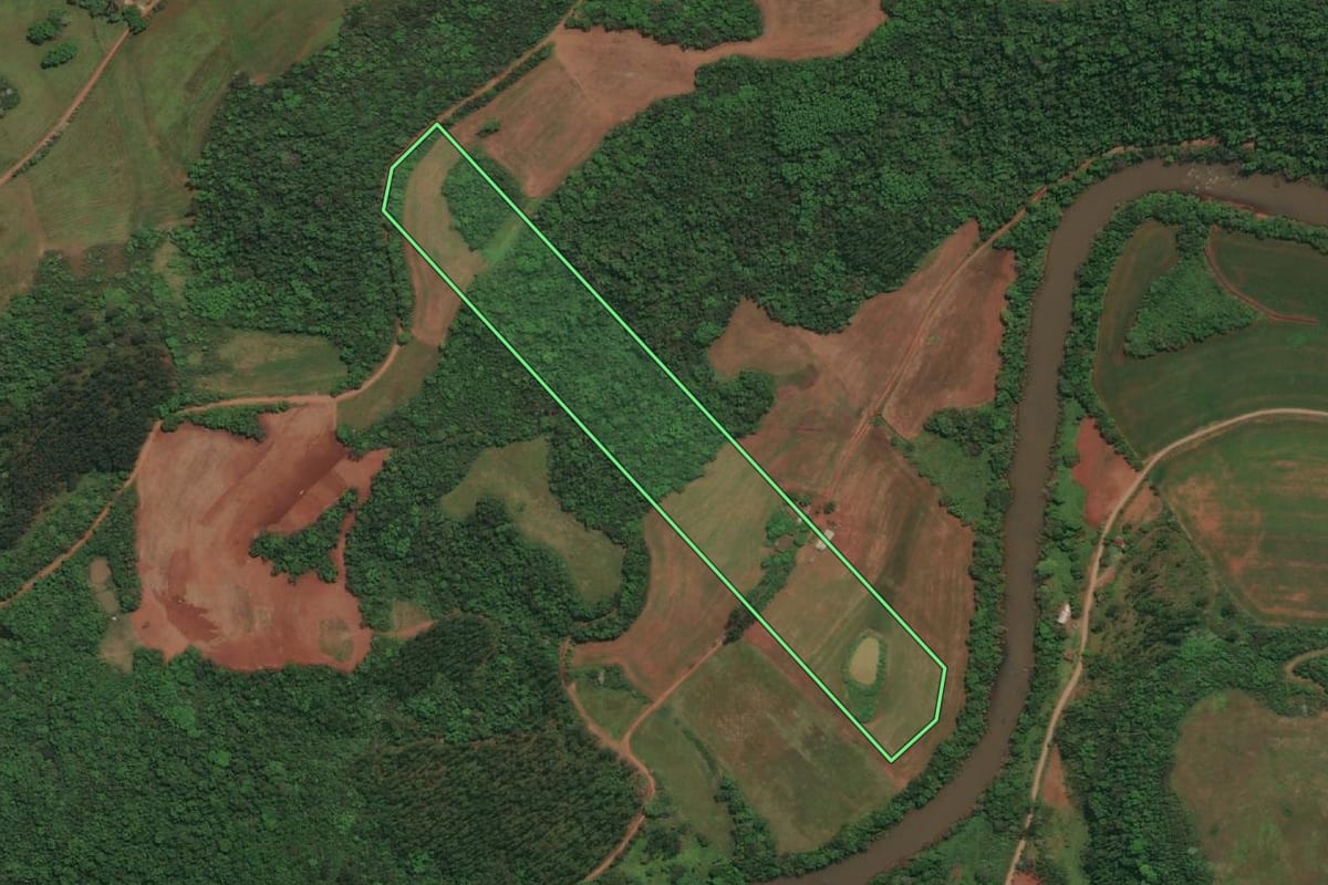 Imagem de satélite do imóvel rural em Três Passos (RS), com o contorno declarado no CAR desenhado por cima.