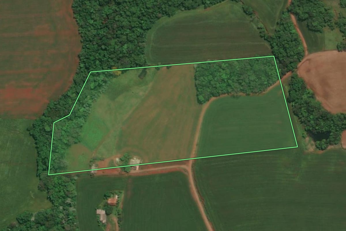 Imagem de satélite do imóvel rural em Três Passos (RS), com o contorno declarado no CAR desenhado por cima.