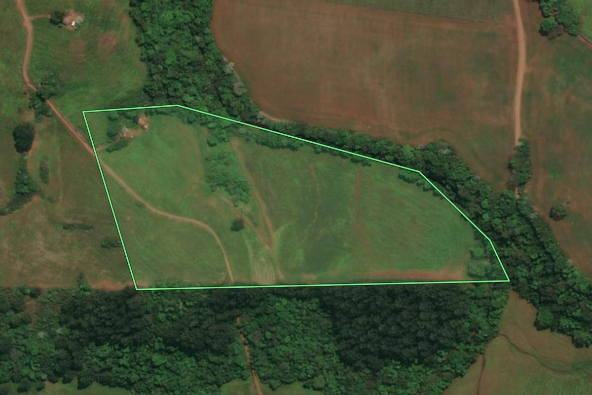 Imagem de satélite do imóvel rural em Três Passos (RS), com o contorno declarado no CAR desenhado por cima.
