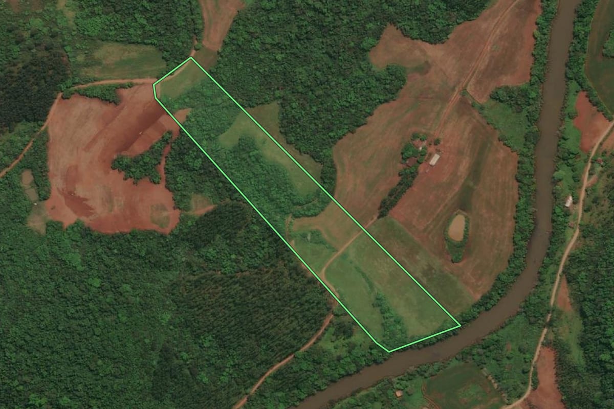 Imagem de satélite do imóvel rural em Três Passos (RS), com o contorno declarado no CAR desenhado por cima.