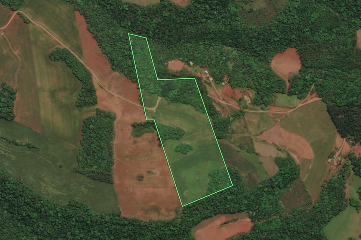 Imagem de satélite do imóvel rural em Três Passos (RS), com o contorno declarado no CAR desenhado por cima.