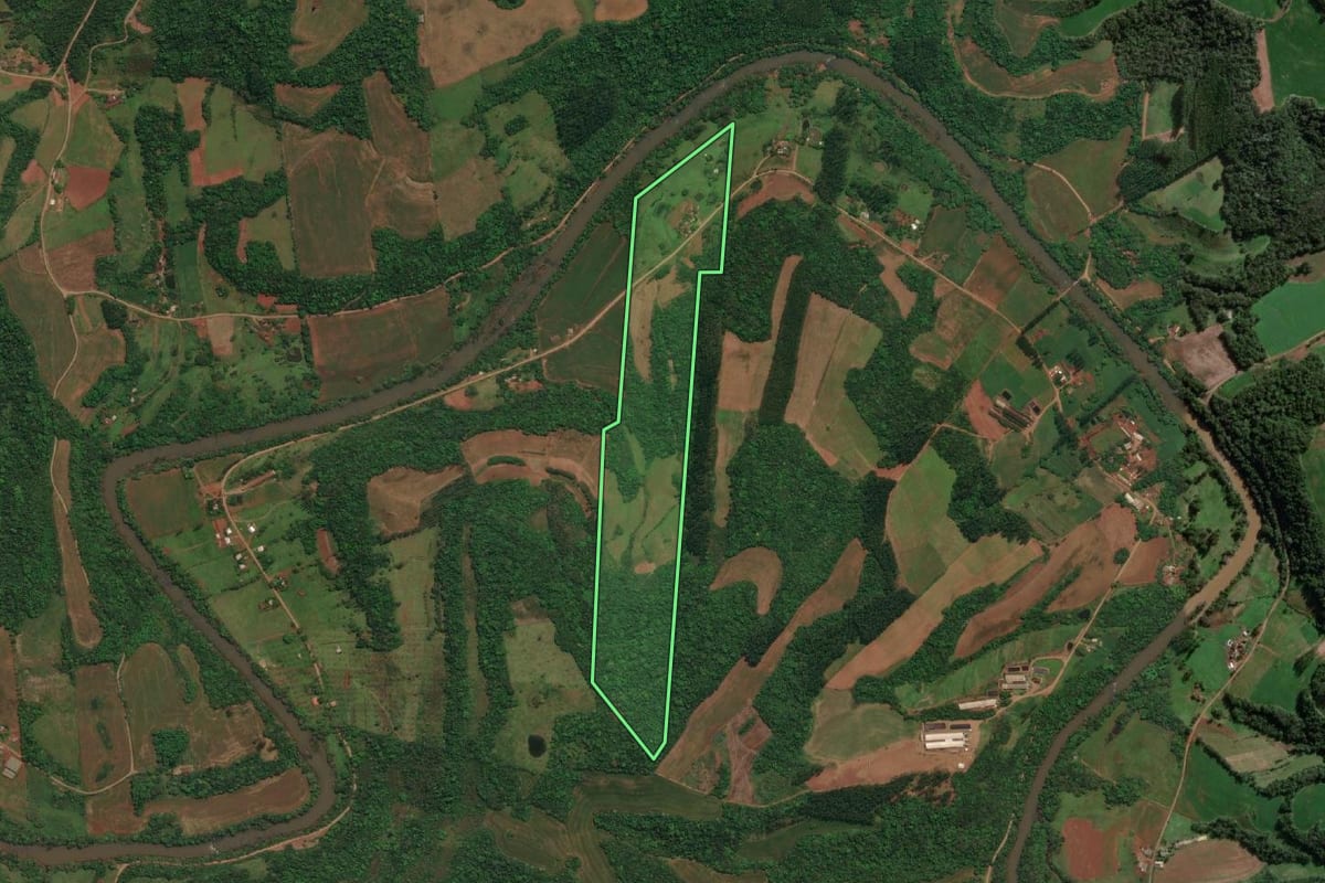 Imagem de satélite do imóvel rural em Três Passos (RS), com o contorno declarado no CAR desenhado por cima.