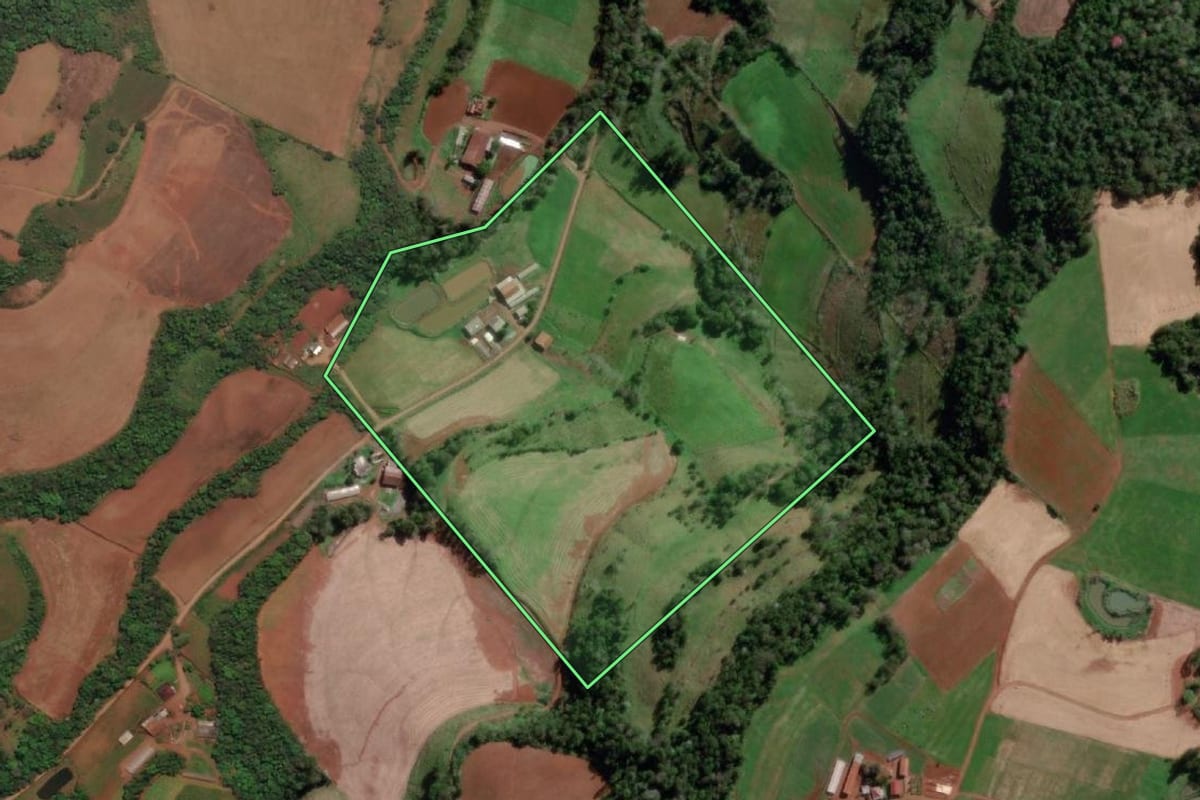 Imagem de satélite do imóvel rural em Três Passos (RS), com o contorno declarado no CAR desenhado por cima.