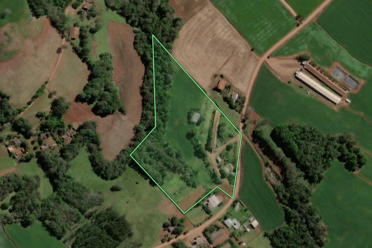 Imagem de satélite do imóvel rural em Três Passos (RS), com o contorno declarado no CAR desenhado por cima.