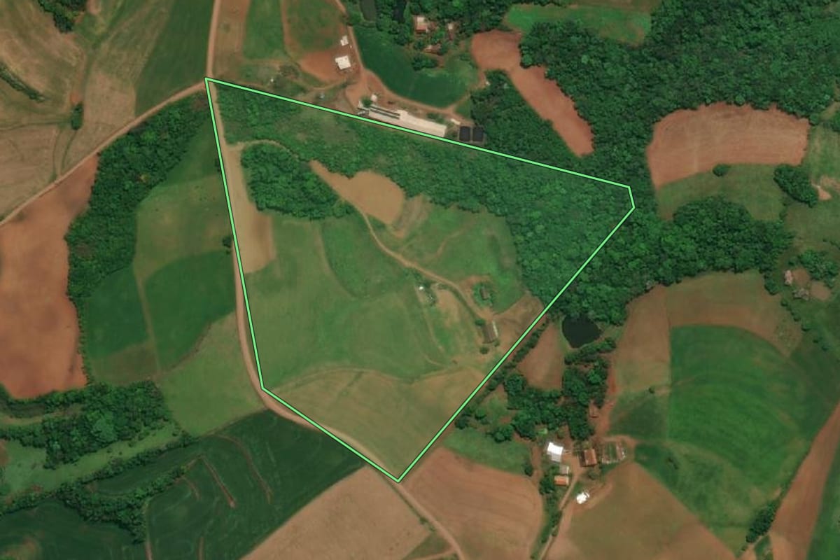 Imagem de satélite do imóvel rural em Três Passos (RS), com o contorno declarado no CAR desenhado por cima.