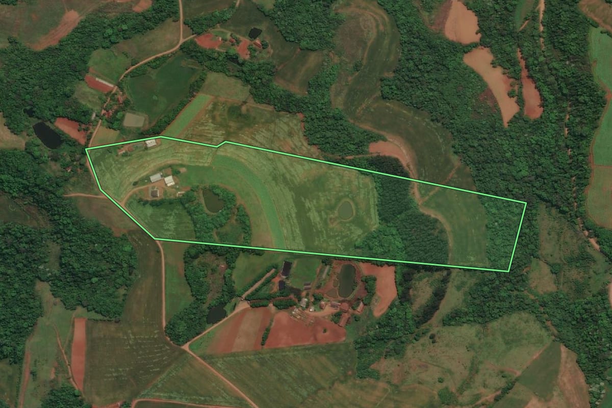 Imagem de satélite do imóvel rural em Três Passos (RS), com o contorno declarado no CAR desenhado por cima.