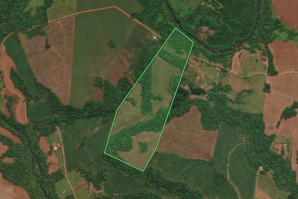 Imagem de satélite do imóvel rural em Três Passos (RS), com o contorno declarado no CAR desenhado por cima.
