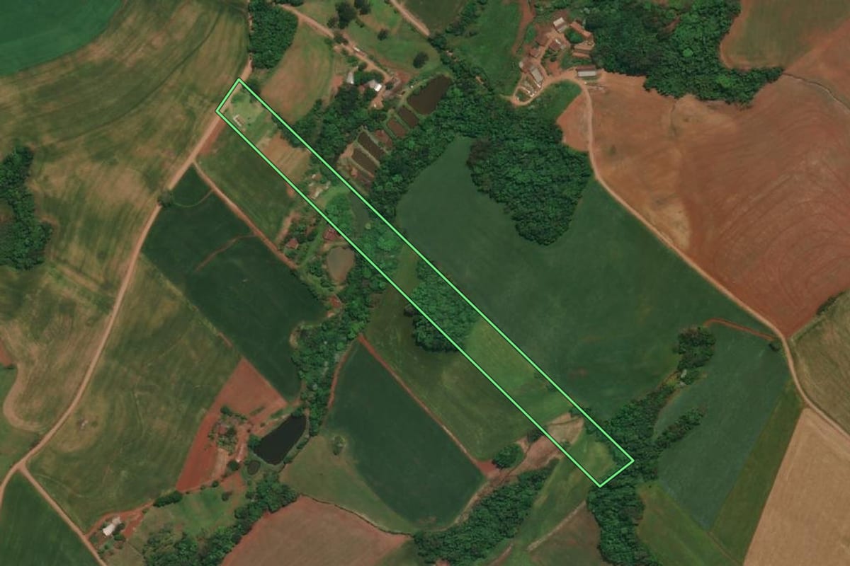 Imagem de satélite do imóvel rural em Três Passos (RS), com o contorno declarado no CAR desenhado por cima.