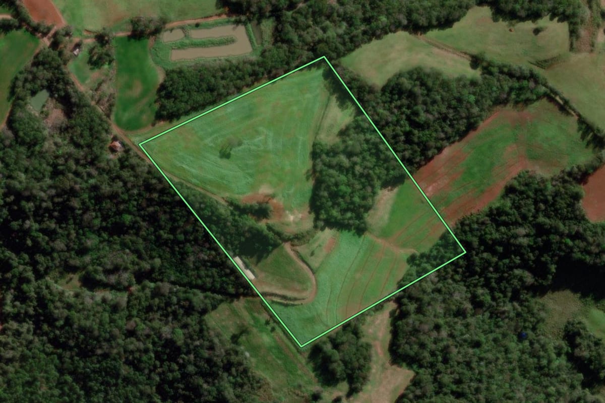 Imagem de satélite do imóvel rural em Três Passos (RS), com o contorno declarado no CAR desenhado por cima.