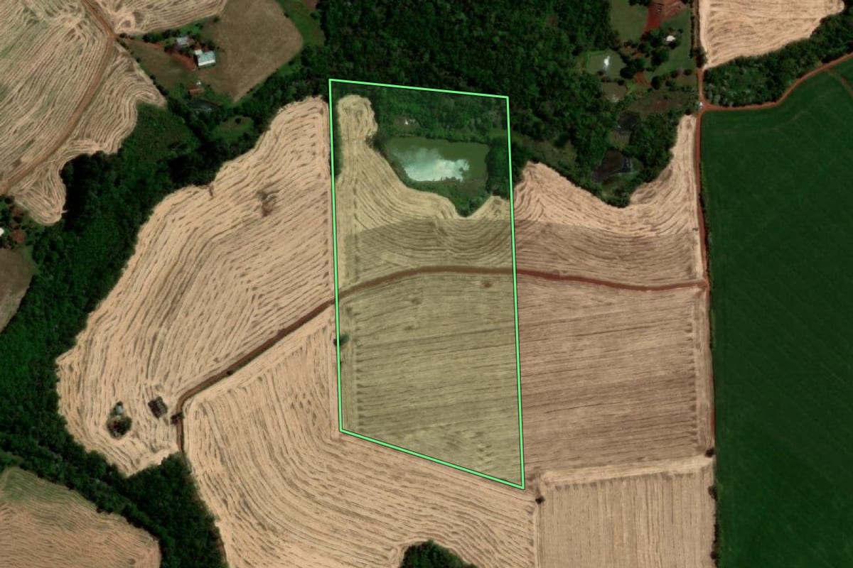 Imagem de satélite do imóvel rural em Três Passos (RS), com o contorno declarado no CAR desenhado por cima.