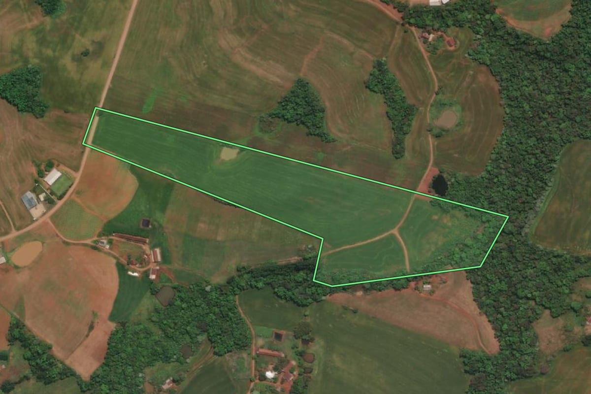 Imagem de satélite do imóvel rural em Três Passos (RS), com o contorno declarado no CAR desenhado por cima.