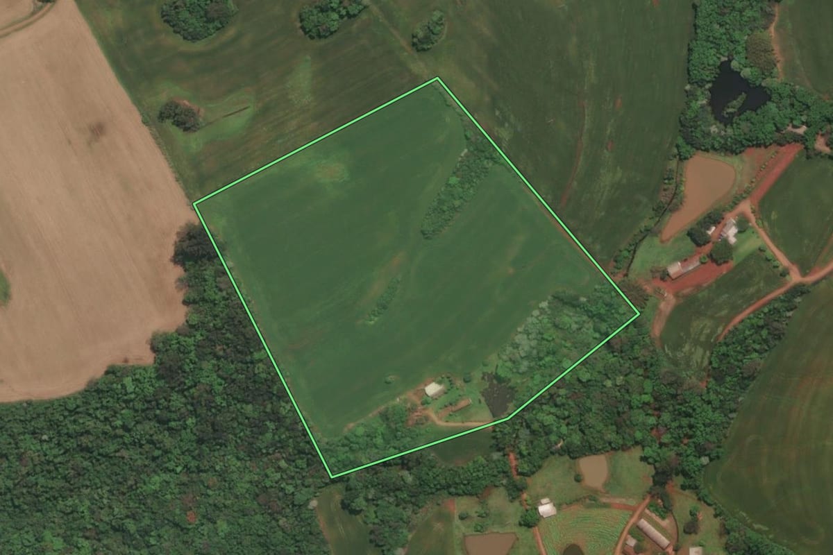 Imagem de satélite do imóvel rural em Três Passos (RS), com o contorno declarado no CAR desenhado por cima.