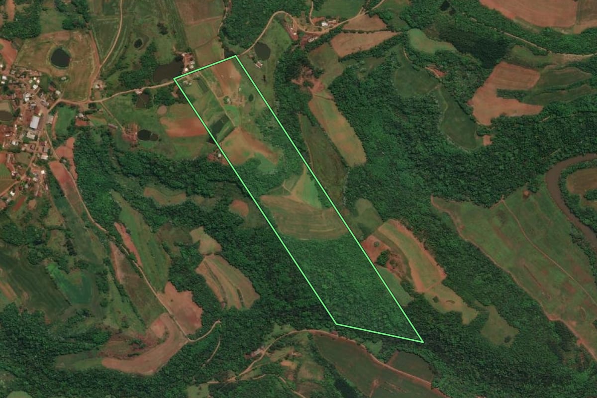 Imagem de satélite do imóvel rural em Três Passos (RS), com o contorno declarado no CAR desenhado por cima.