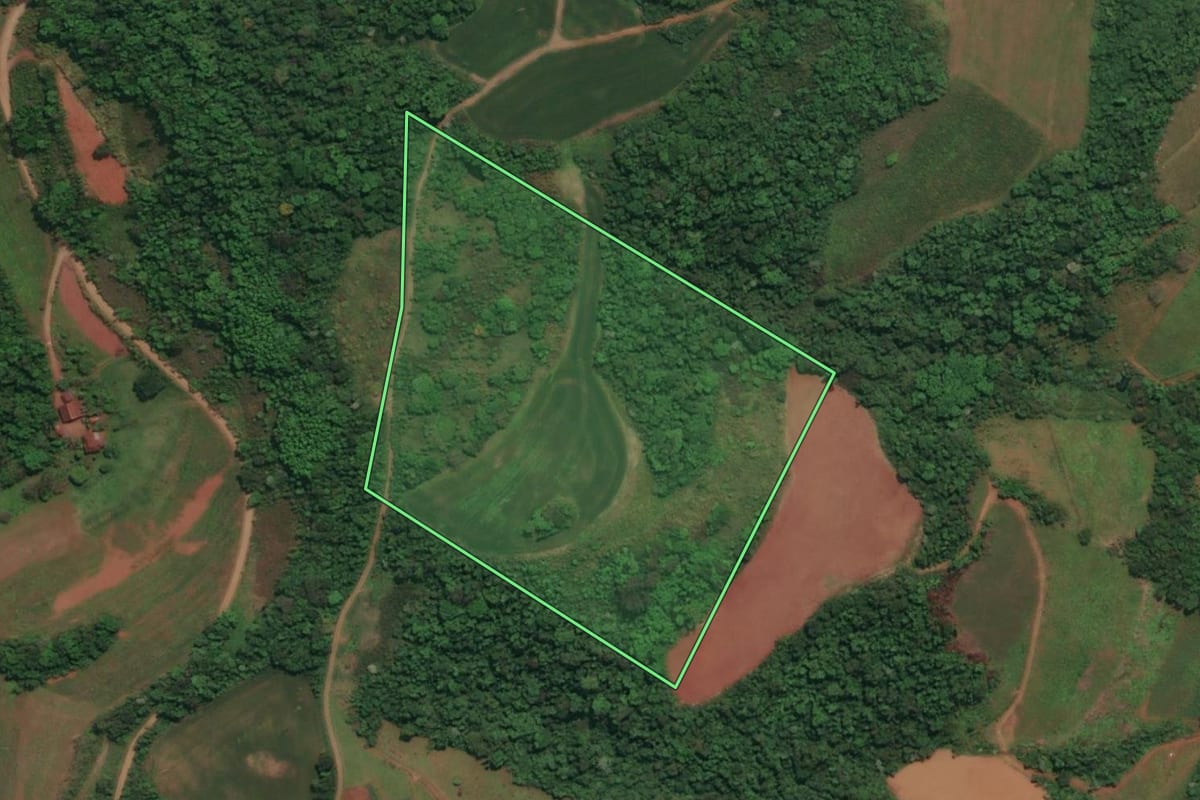 Imagem de satélite do imóvel rural em Três Passos (RS), com o contorno declarado no CAR desenhado por cima.