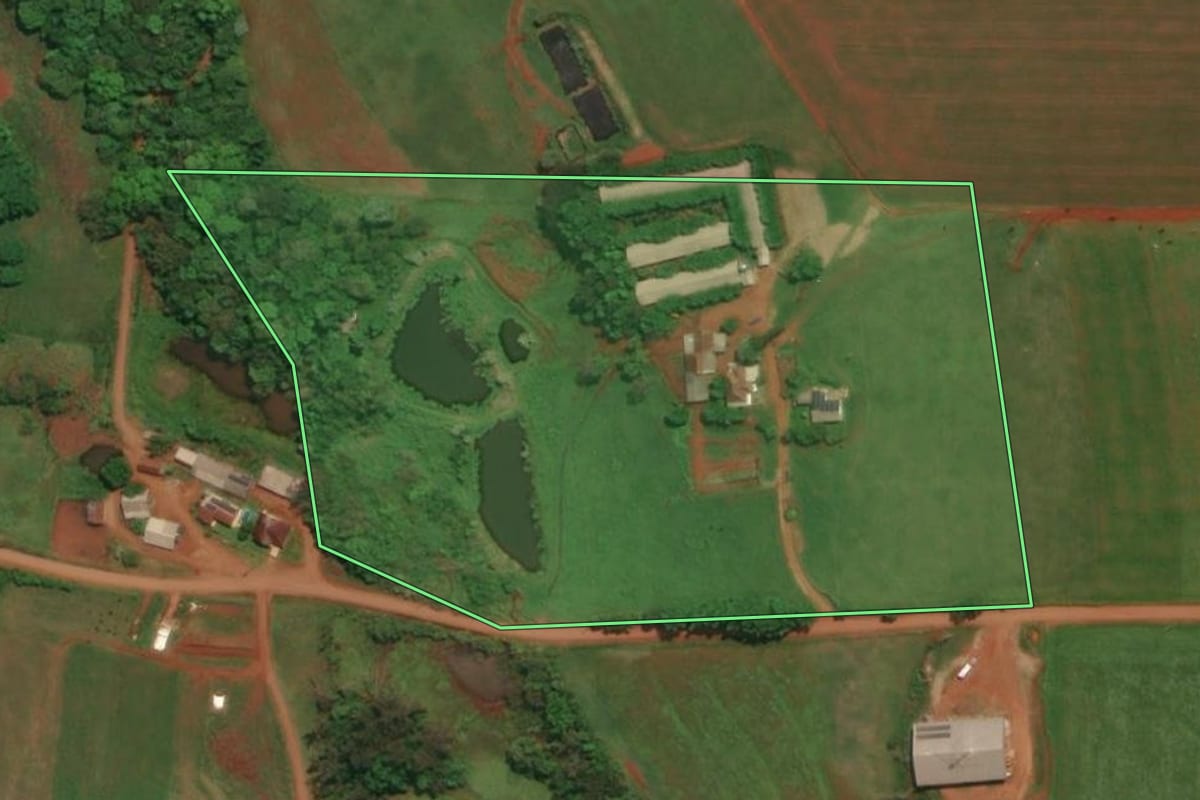 Imagem de satélite do imóvel rural em Três Passos (RS), com o contorno declarado no CAR desenhado por cima.