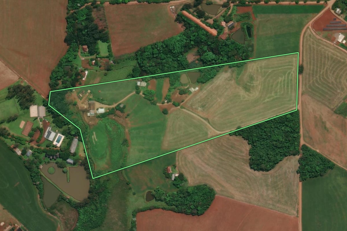 Imagem de satélite do imóvel rural em Três Passos (RS), com o contorno declarado no CAR desenhado por cima.