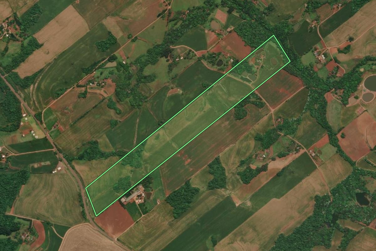 Imagem de satélite do imóvel rural em Três Passos (RS), com o contorno declarado no CAR desenhado por cima.