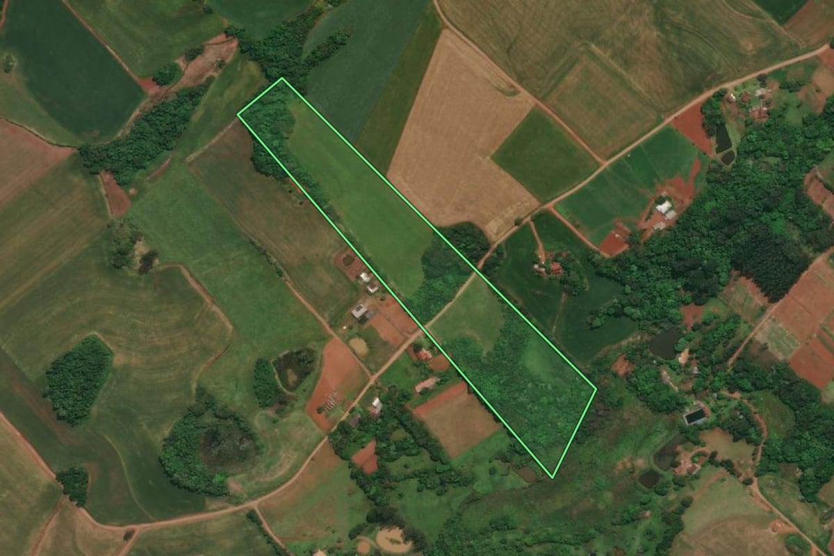 Imagem de satélite do imóvel rural em Três Passos (RS), com o contorno declarado no CAR desenhado por cima.