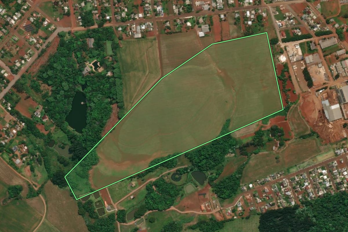 Imagem de satélite do imóvel rural em Três Passos (RS), com o contorno declarado no CAR desenhado por cima.