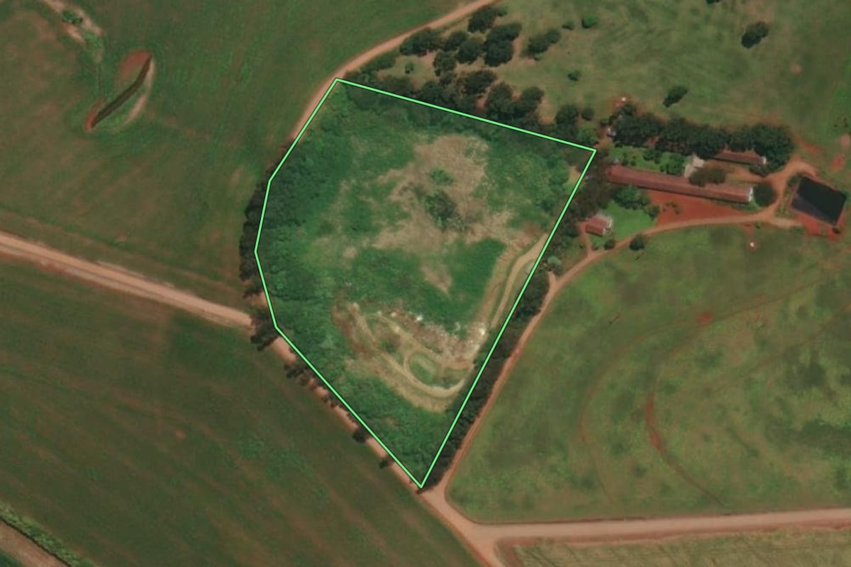 Imagem de satélite do imóvel rural em Três Passos (RS), com o contorno declarado no CAR desenhado por cima.