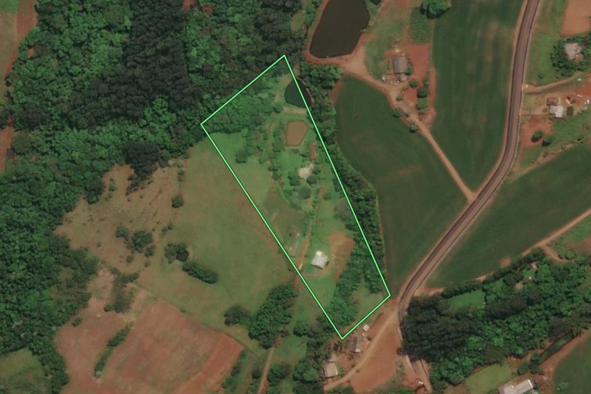 Imagem de satélite do imóvel rural em Três Passos (RS), com o contorno declarado no CAR desenhado por cima.