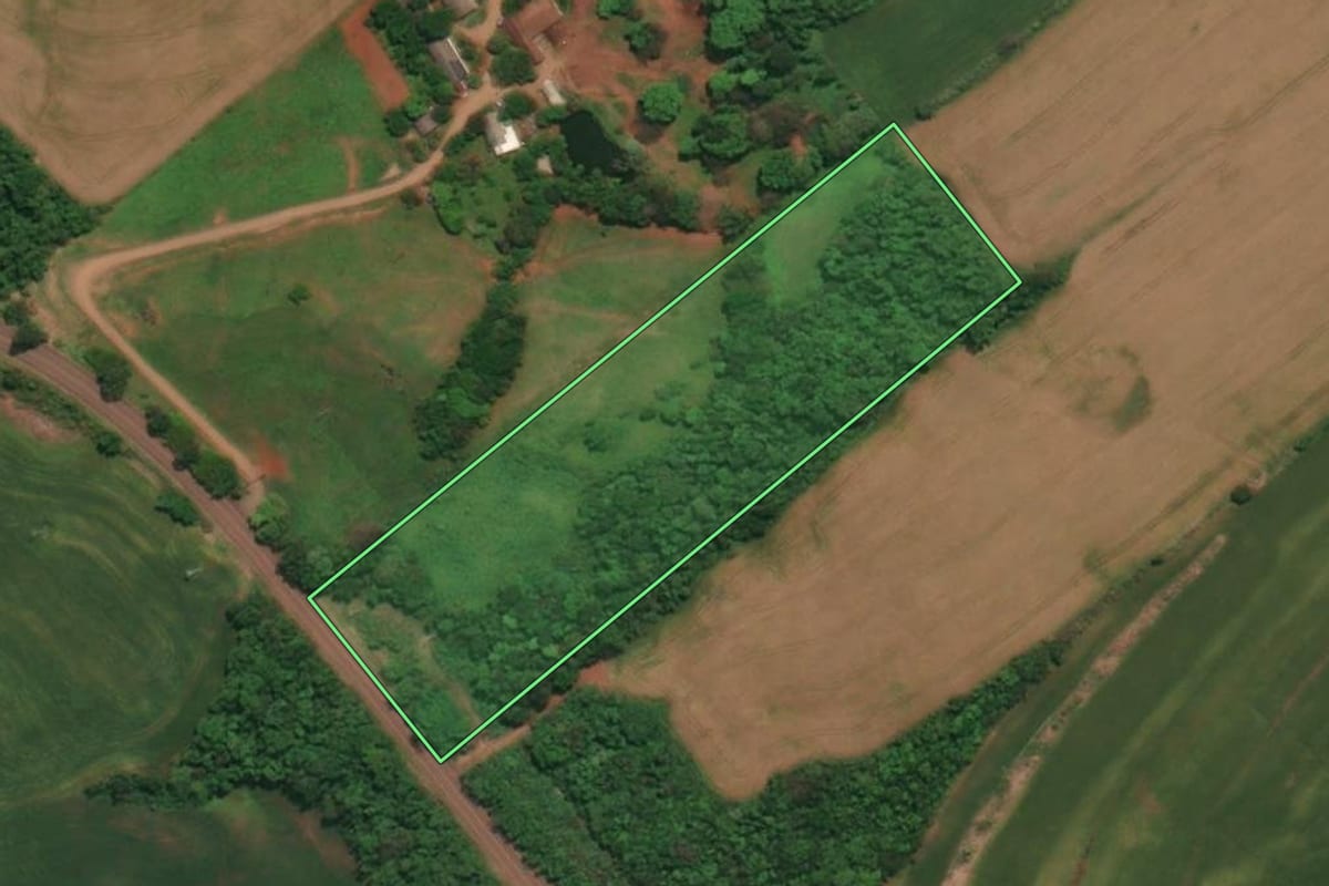Imagem de satélite do imóvel rural em Três Passos (RS), com o contorno declarado no CAR desenhado por cima.