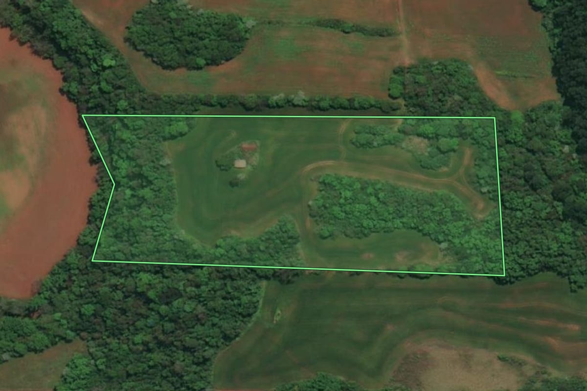 Imagem de satélite do imóvel rural em Três Passos (RS), com o contorno declarado no CAR desenhado por cima.
