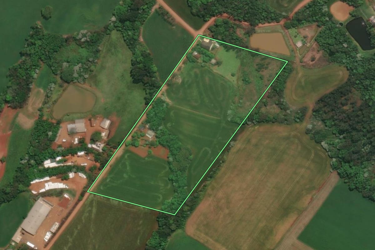 Imagem de satélite do imóvel rural em Três Passos (RS), com o contorno declarado no CAR desenhado por cima.