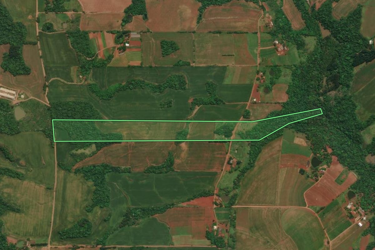 Imagem de satélite do imóvel rural em Três Passos (RS), com o contorno declarado no CAR desenhado por cima.