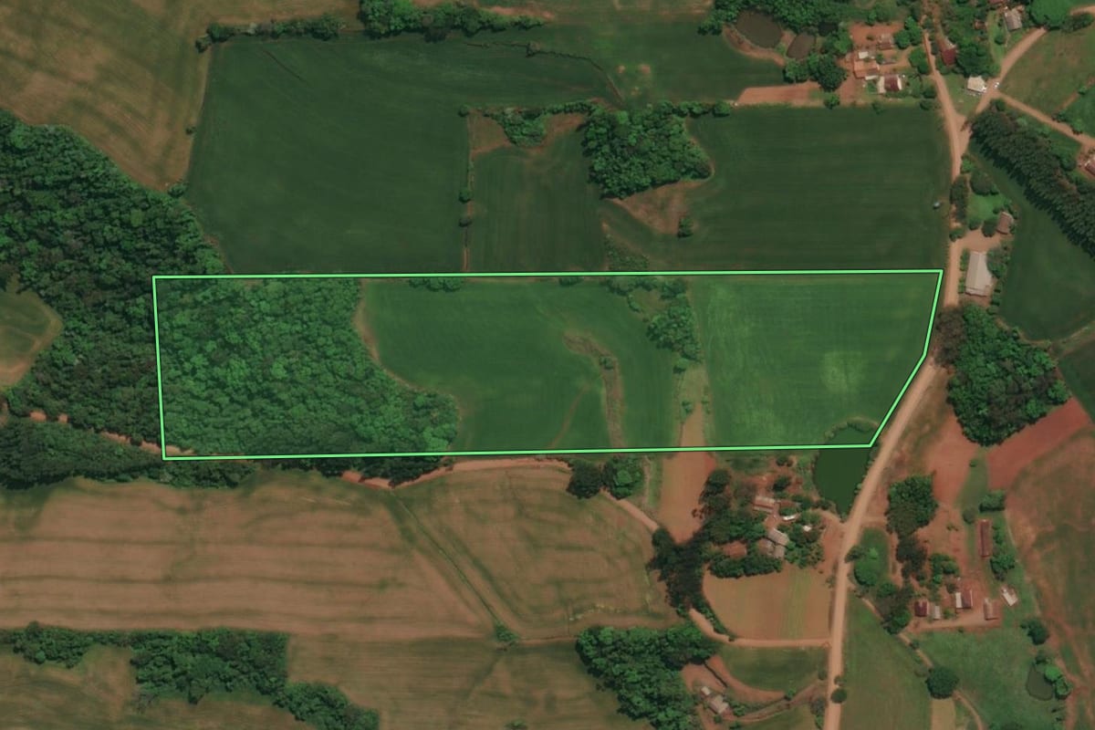 Imagem de satélite do imóvel rural em Três Passos (RS), com o contorno declarado no CAR desenhado por cima.
