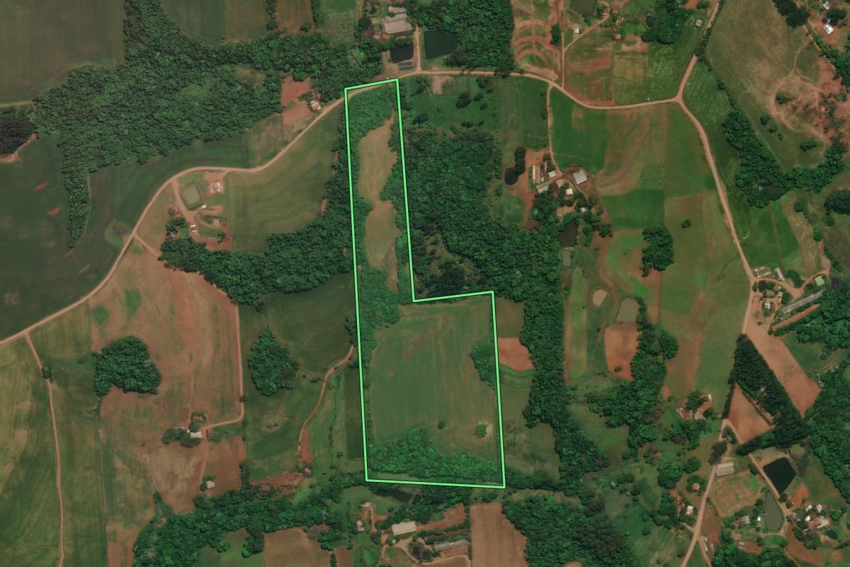 Imagem de satélite do imóvel rural em Três Passos (RS), com o contorno declarado no CAR desenhado por cima.