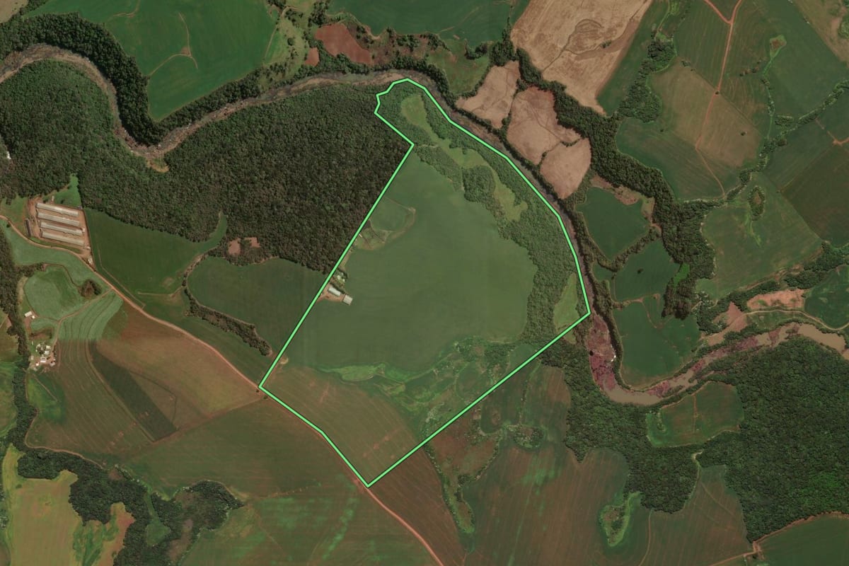 Imagem de satélite do imóvel rural em Trindade do Sul (RS), com o contorno declarado no CAR desenhado por cima.