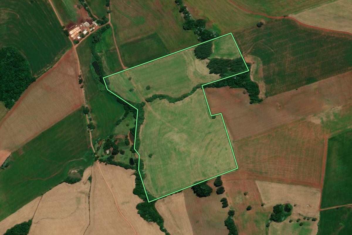Imagem de satélite do imóvel rural em Trindade do Sul (RS), com o contorno declarado no CAR desenhado por cima.