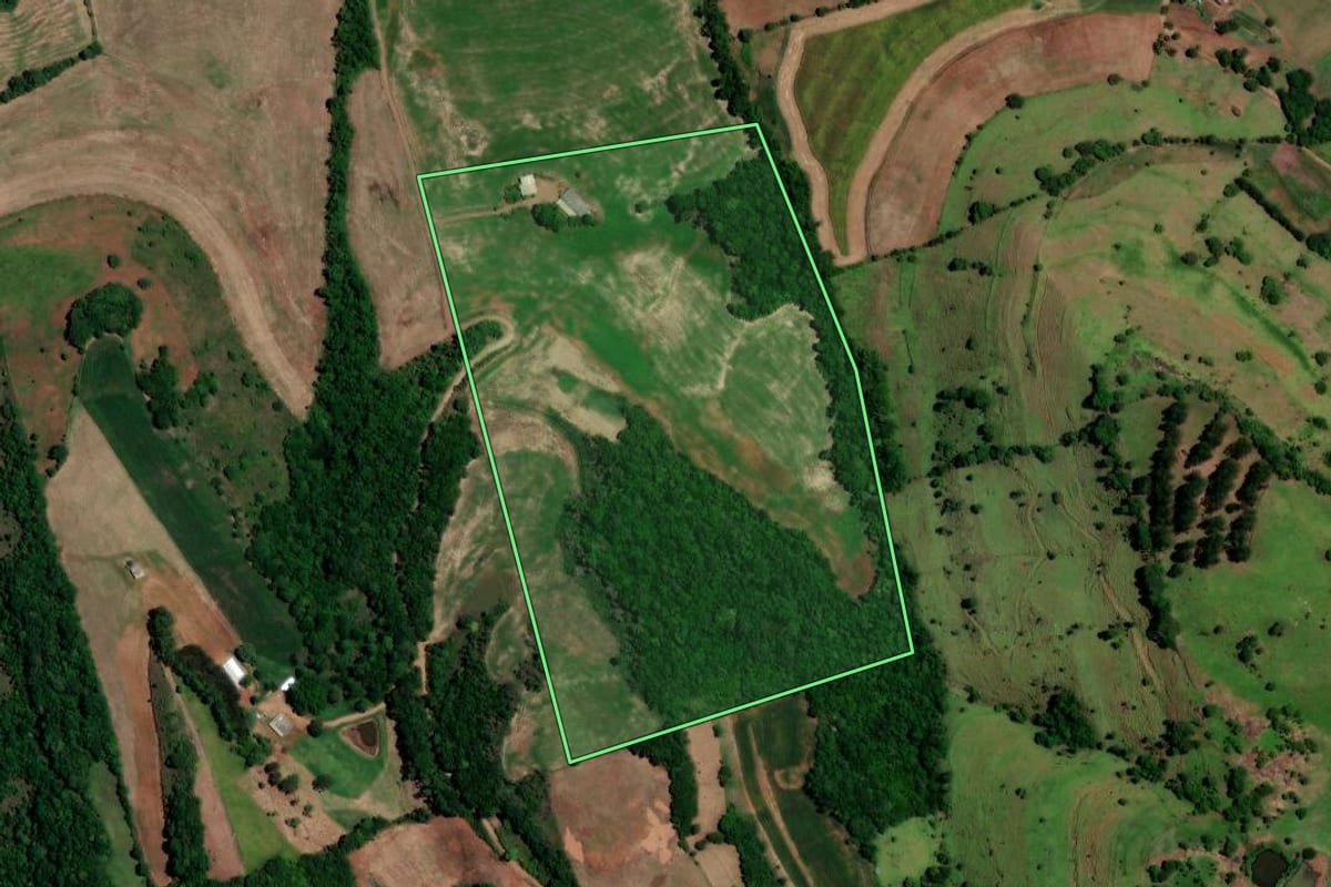 Imagem de satélite do imóvel rural em Trindade do Sul (RS), com o contorno declarado no CAR desenhado por cima.