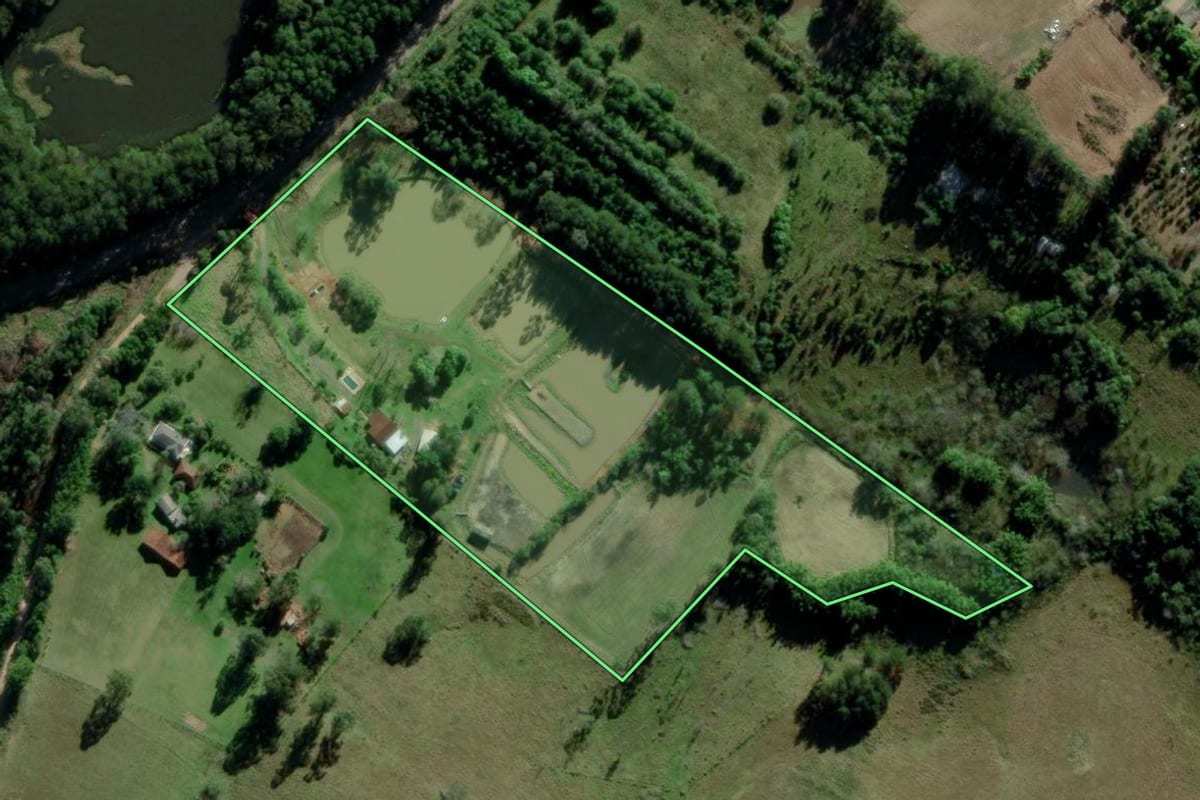 Imagem de satélite do imóvel rural em Triunfo (RS), com o contorno declarado no CAR desenhado por cima.